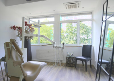 Praxisraum mit moderner Einrichtung