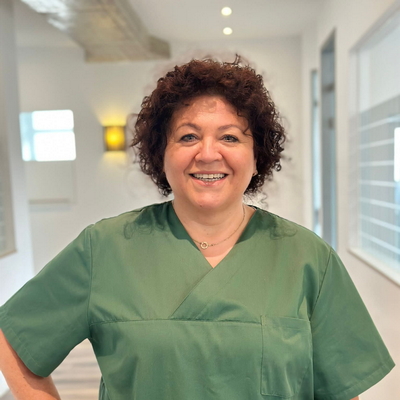 Teammitglied in der Rezeption